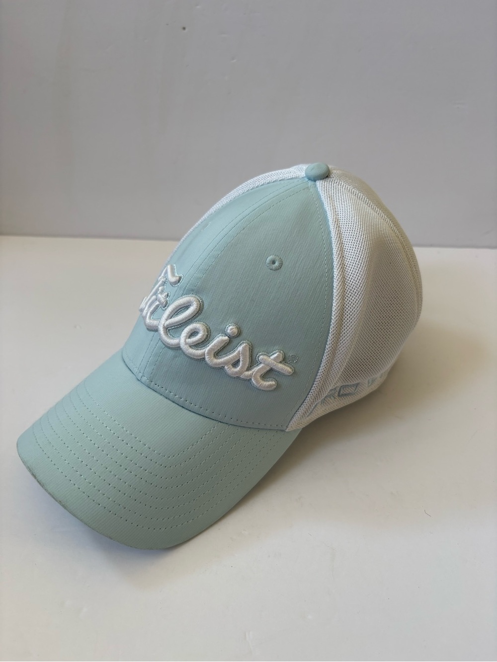 Titleist Pro V1 Light Blue White Mesh Golf Hat S/M Breathable  Embroidered logo